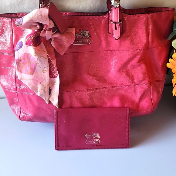COACH, Beautiful Pink 💗 Hobo  Purse/Bag with matching checkbook wallet. - Picture 13 of 16